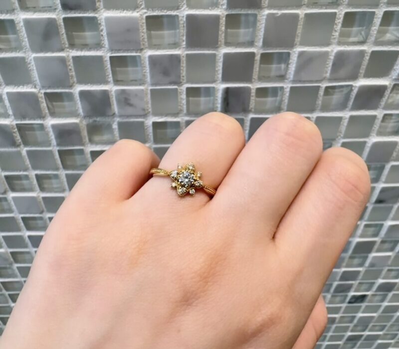 アンティック　キュールティッテ婚約指輪　着用画像