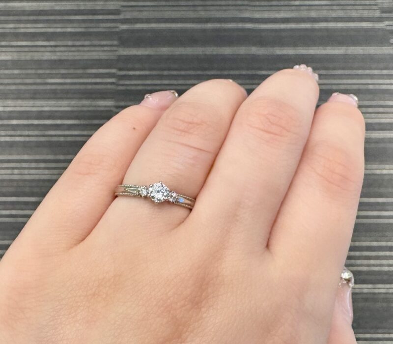 アッシェマ・チュリテ　婚約指輪着用画像　プラチナ