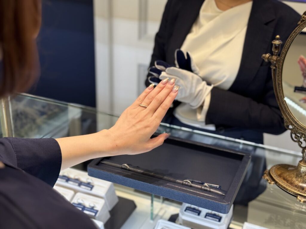 結婚指輪を試着している女性