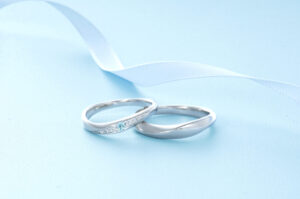 スウィートブルーダイヤモンドの結婚指輪｜澄んだブルーに秘められた魅力とは？