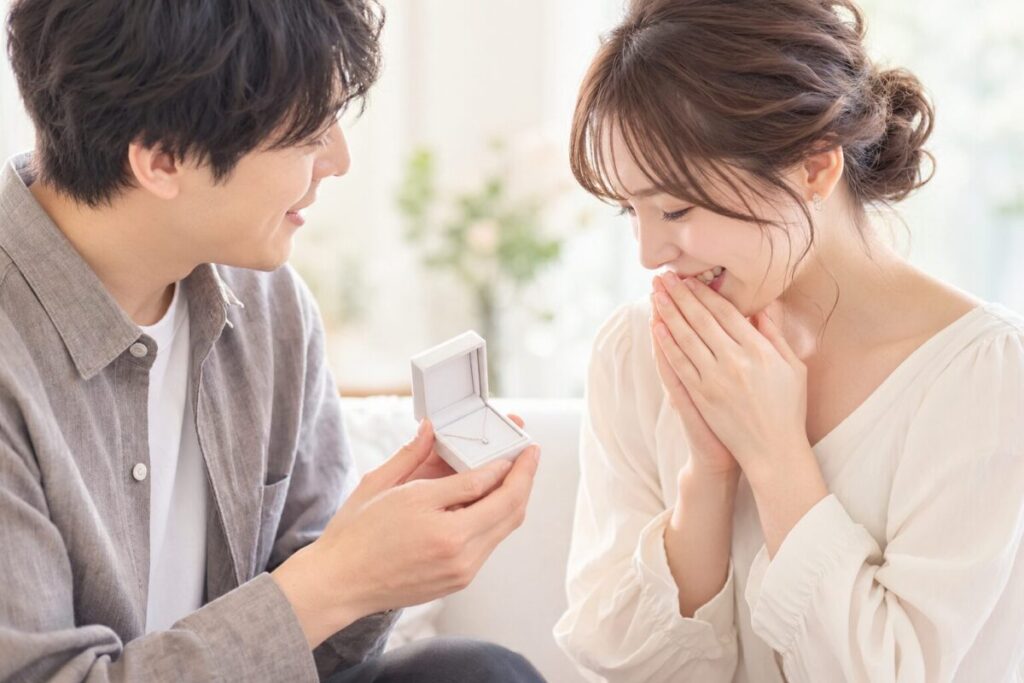 ネックレスを贈るカップル